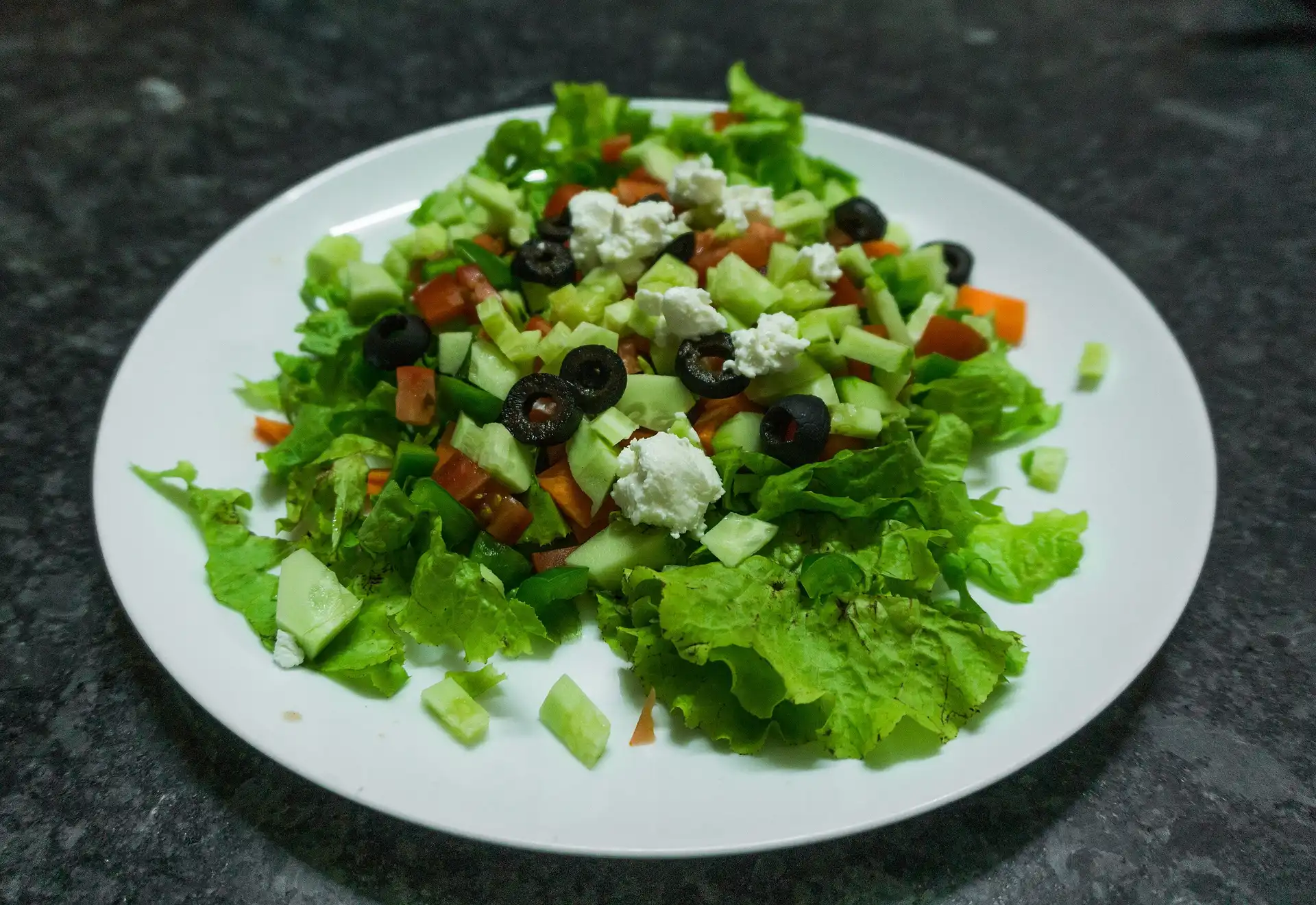 Frisse mediterrane salade met olijven en feta
