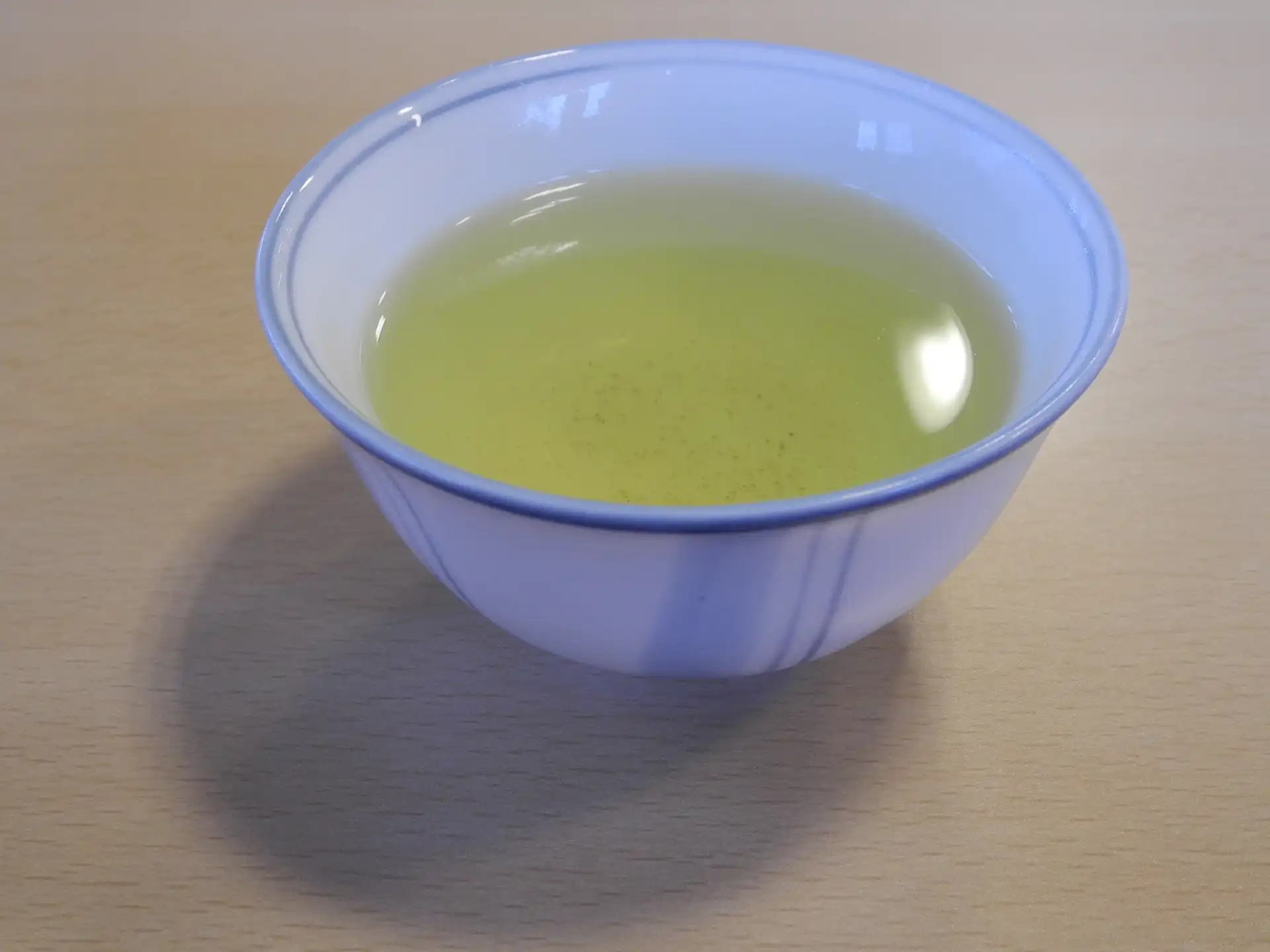 Witte kop met groene thee